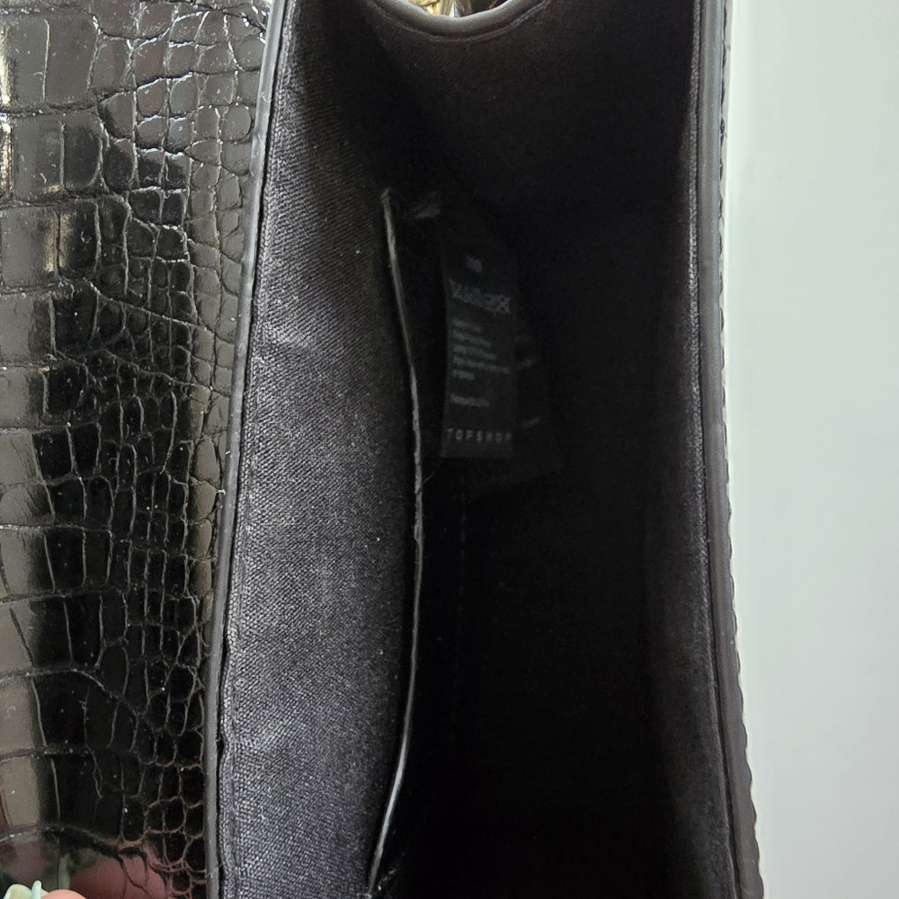 TOPSHOP  Black Croc-Embossed Crossbody Bag - Picture 6 of 7